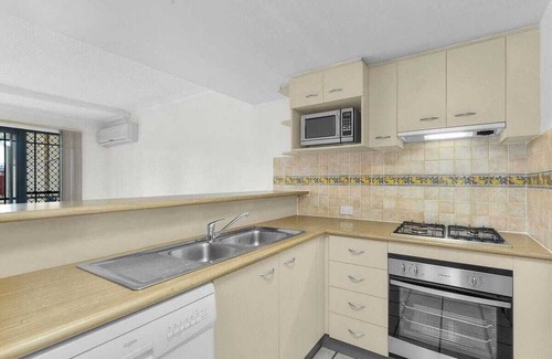Fortitude Valley Apartment | Nearby Showgrounds and James St and King Williams Precints