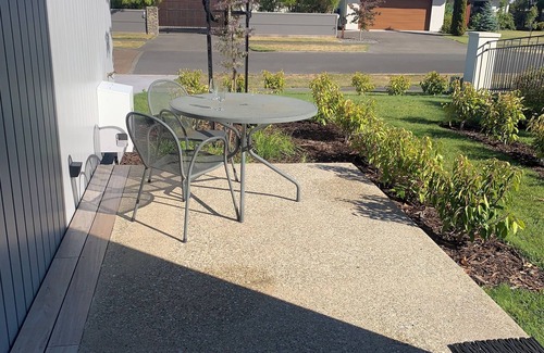 Wharewaka Apartment | "Nearly lakefront" in Wharewaka, Taupo. Cosy apartment 5 minutes walk to lake.