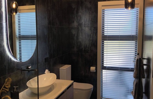 Wharewaka Apartment | "Nearly lakefront" in Wharewaka, Taupo. Cosy apartment 5 minutes walk to lake.