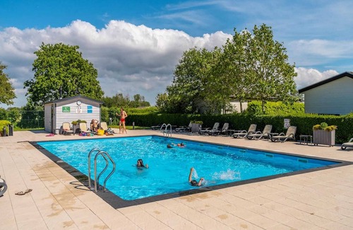 Egmond aan den Hoef Ski Chalet | Neat chalet 3.5 km from the beach in Egmond