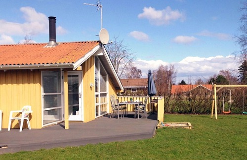 Skovmose House | Neat wooden house on lawn, with whirlpool, sauna, oven and wifi