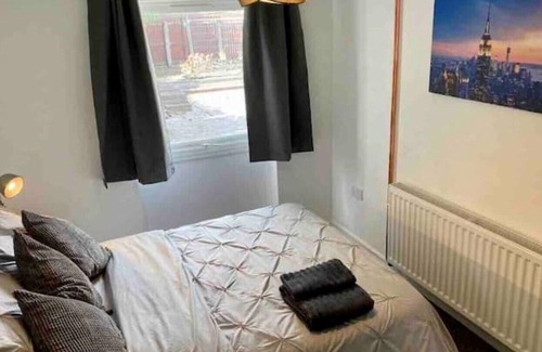 Birmingham House | Nechellsleepzzz 10beds free parking. Wheel chair access