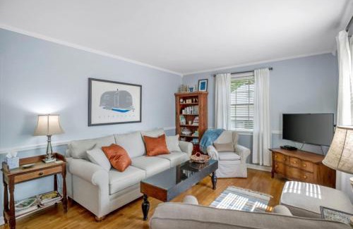 Inglewood House | Neighborhood Retreat - Large Yard Family Fire Pit