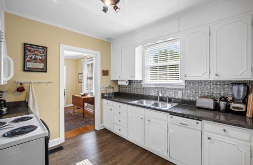 Inglewood House | Neighborhood Retreat - Large Yard Family Fire Pit