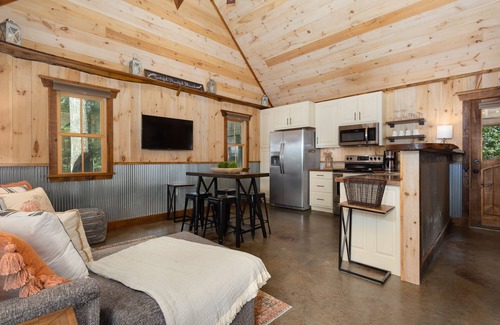 Rising Fawn Cabin | Nelly There-Cozy Mountain Cabin-HOT TUB