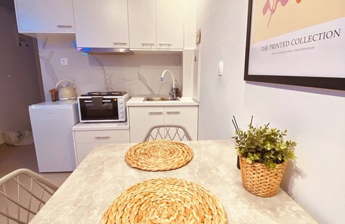 Thessaloniki City Centre Apartment | Neon City Pulse- Casa Nativa