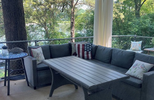 Piney House | Nestled at the bottom of the Ouachita Mountains, lake front living