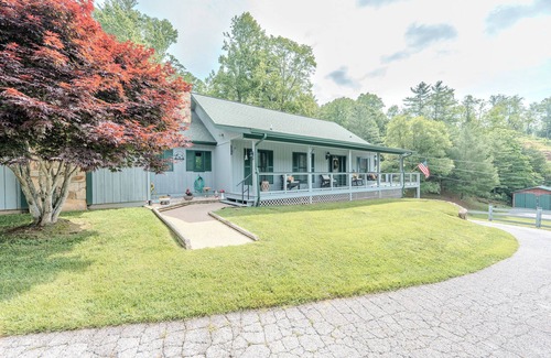 Spruce Pine House | Nestled By The River, Wrapped By The Mountains