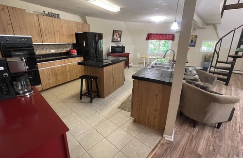 Williamsburg House | Nestled in forest with private hiking trails. Near horse show, beaches & golfing