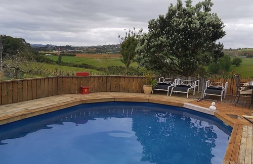 Bombay Cabin | Nestled Pukekohe side of the hills of Bombay with a large private pool