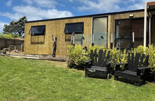 Bombay Cabin | Nestled Pukekohe side of the hills of Bombay with a large private pool