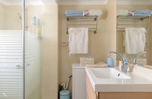 Netanya Apartment | NETANYA, Hertzl, 3 comfortable rooms, completely renovated, with balcony.
