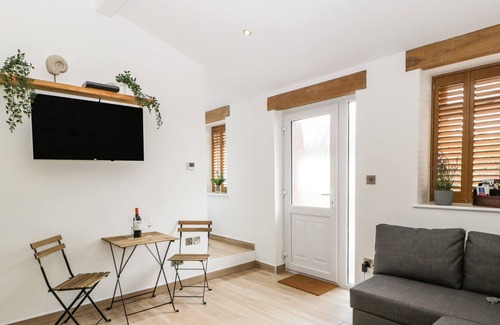 Lydney Cottage | NETHEREND INN, pet friendly, with a garden in Woolaston