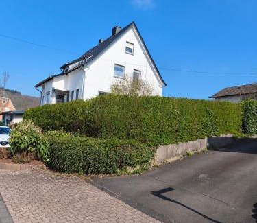 Betzdorf Apartment | NEU Ganze Wohnung Boxspringbett & Gartenzugang