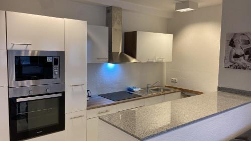 Altstadt I Apartment | Neu renovierte Whg nähe Wasserbahnhof und Krankenhaus mit Aufzug Große Küche