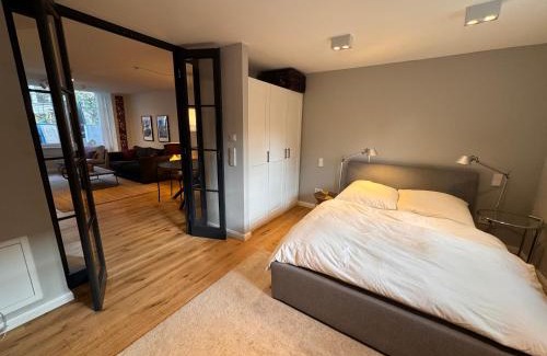 Kleinmachnow Apartment | Neue 2 Zimmer Wohnung im Grünen mit Terrasse und Platz