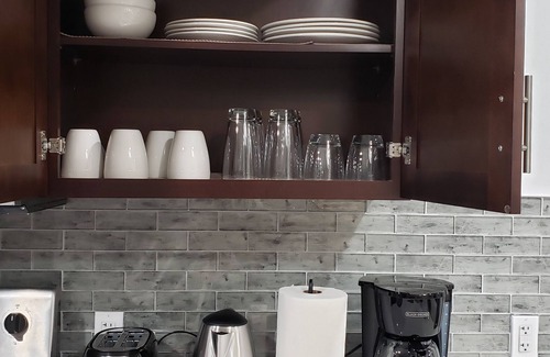Southwest Edmonton House | New 1 bed Suite with Wifi, Netflix, Smart Lock