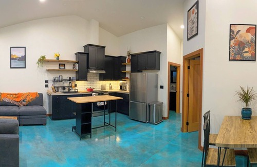 Pacific House | New 1 bedroom house. Country setting yet close to town!