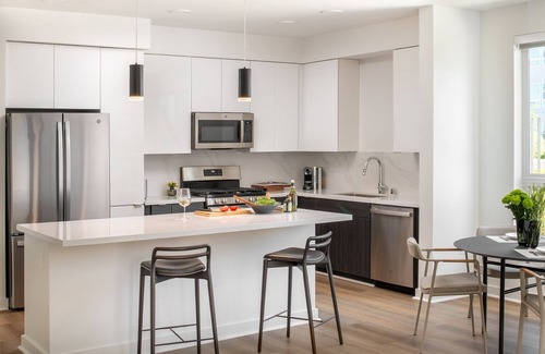 Enterprise Apartment | New 1 Bedroom Modern Serviced Apt Near Strip - Perfect for Business Travelers