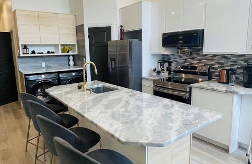 Bridgeview House | New 10-18ft Ceilings Townhome-3 bed with 3 Ensuite Baths
