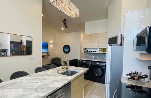 Bridgeview House | New 10-18ft Ceilings Townhome-3 bed with 3 Ensuite Baths