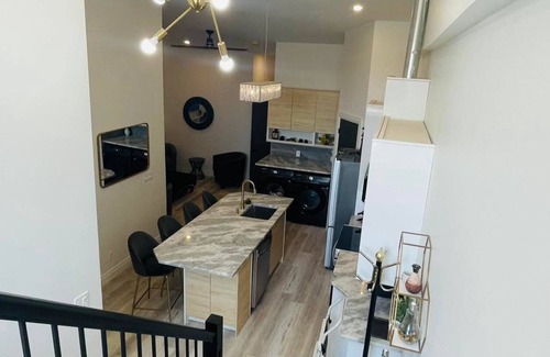 Bridgeview House | New 10-18ft Ceilings Townhome-3 bed with 3 Ensuite Baths