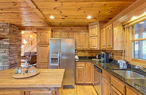 Mineral Bluff Cabin | NEW! 150° Mtn Views! Fast Wifi, Hot Tub, Firepit!