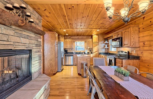Mineral Bluff Cabin | NEW! 150° Mtn Views! Fast Wifi, Hot Tub, Firepit!