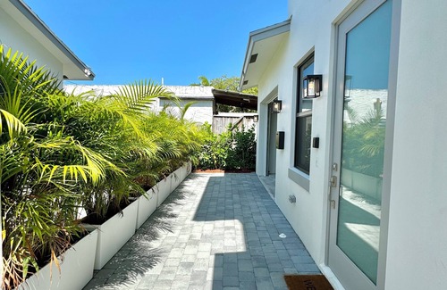 Poiciana Park II House | NEW 1BR 1.5BA Modern Palm Beach Cottage
