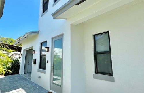 Poiciana Park II House | NEW 1BR 1.5BA Modern Palm Beach Cottage