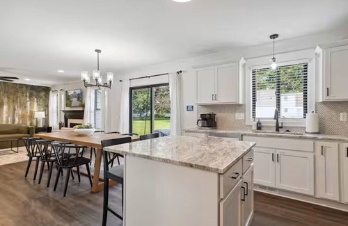 Plymouth House | NEW 1mi DT Hot tub FirePit Game Room
