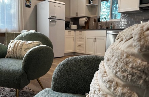 Sugarloaf House | New 2 Bedroom Cozy Cabin adjacent to National Forest Private Deck Fireplace BBQ