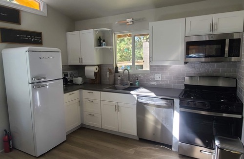 Sugarloaf House | New 2 Bedroom Cozy Cabin adjacent to National Forest Private Deck Fireplace BBQ