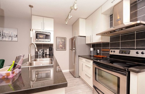 Crosstown Condo | New 2025 Luxury Stadium views/Downtown Core