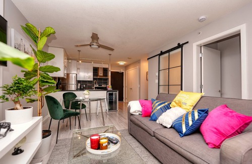 Crosstown Condo | New 2025 Luxury Stadium views/Downtown Core