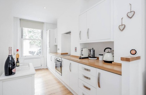 Abingdon Apartment | New 2Bed with Air Con in Kensington