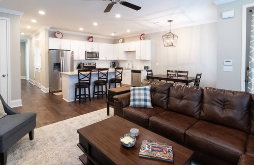 Oxford House | NEW 3 BDR Luxury Townhome in Oxford - 5 Minutes to the Square and the University