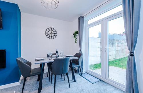 Droylsden House | NEW! 3-Bed Home in Manchester by 53 Degrees Property, Ideal for Contractors & Business Stays, Sleeps 8!