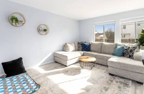 Northglenn House | NEW 3 - bedroom residential house. Free Parking