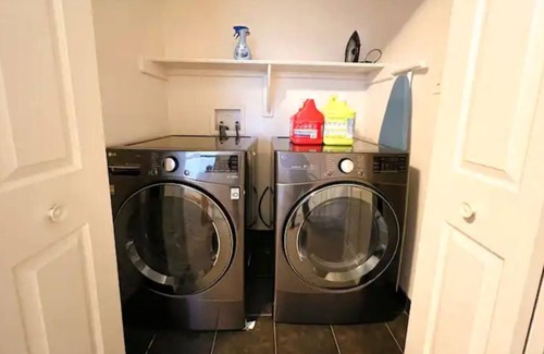Halifax House | New! 3 Bedroom Townhouse with Indoor Bathtub