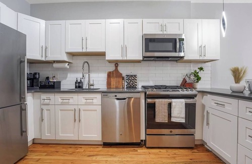 Hoboken House | New!3Bed 3Full Bath/Sleeps 12/15 Mins to NYC/Near T station,buses and Parks