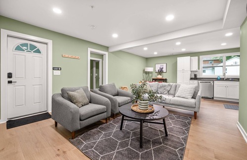 Gainesville Apartment | New 4/3 in Heart of Gainesville. 16+ day stays only. 5 min to city square & NGMC