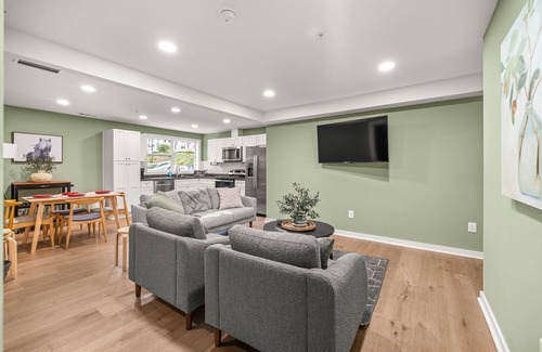 Gainesville Apartment | New 4/3 in Heart of Gainesville. 16+ day stays only. 5 min to city square & NGMC