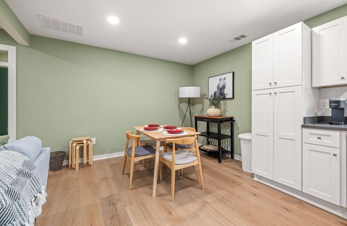 Gainesville Apartment | New 4/3 in Heart of Gainesville. 16+ day stays only. 5 min to city square & NGMC
