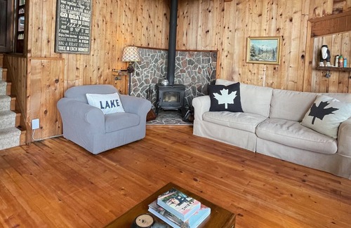 Windermere Cottage | **NEW** 4 Bed 1 Bath - Lake Front Cottage in Muskoka