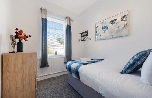 Darlington Apartment | NEW! 4 Bed Home Near Darlington City Centre by Stay With Us, Ideal for Families & Large Groups, FREE OFF-STREET PARKING!
