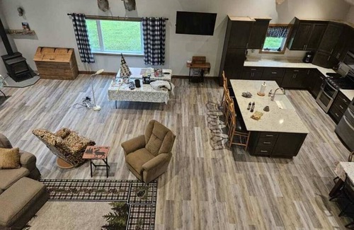 Wautoma House | New 4-bedroom for rent during EAA! Sleeps 17, large loft and three bedrooms!