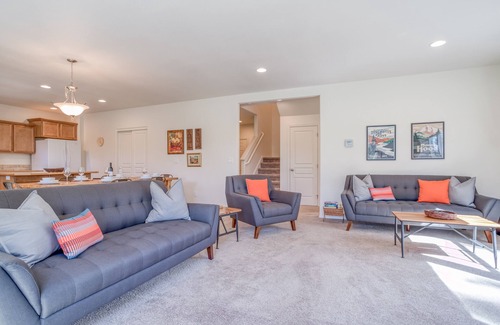 Oregon Water Wonderland House | New 4 bedroom Home Along the Canal and Close to Sunriver!