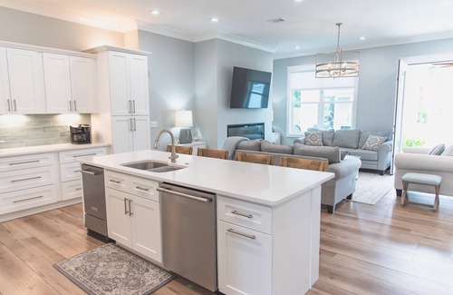 Avalon Beach Estates House | NEW-4-Bedroom King Suite Beach Home-Private Deeded Beach with Golf Cart & Bikes