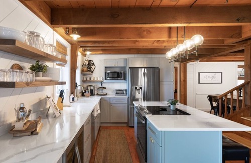 Belmont House | NEW! 4-Bedroom Retreat with lake views & HOT TUB!